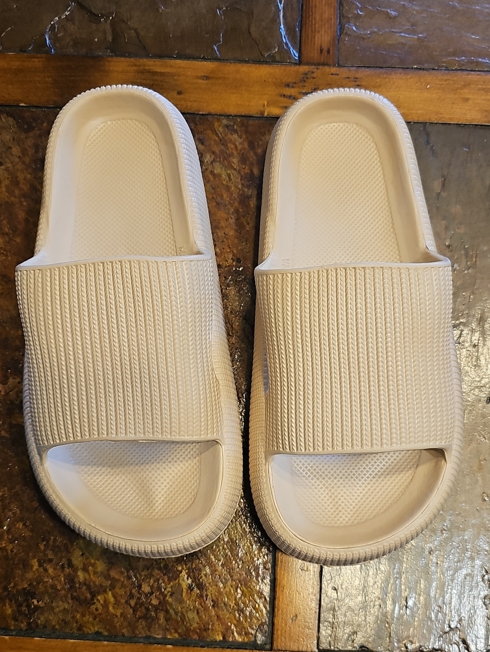 Women’s Slide Sandals in Light Beige - Comfortable Everyday Slip-Ons